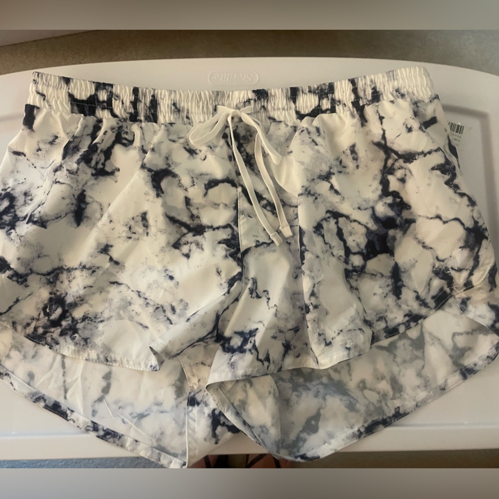 BNWT Old Navy Active Shorts with Go-Dry Liner Sz-M Color Blue and White